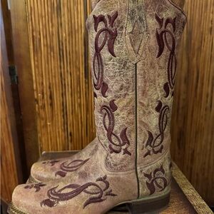 Gorgeous pink/beige boots with burgundy stitching.
